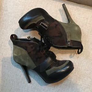 Guess camouflage bootie